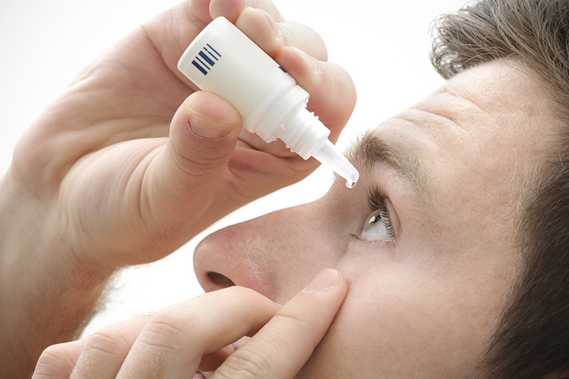 Sử dụng một số thuốc nhỏ mắt do bác sĩ kê khai để điều trị viêm kết mạc
